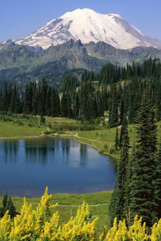 Небольшое озеро в горах