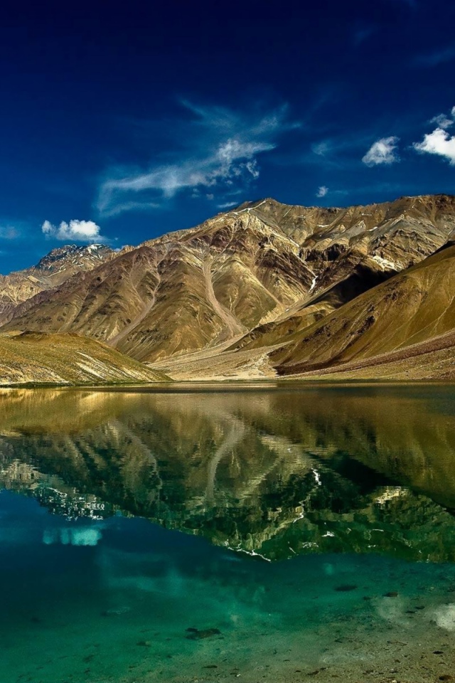 Красивое горное озеро