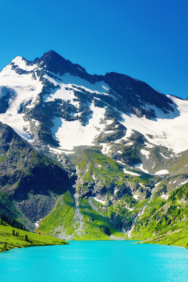 Голубое озеро у подножия гор