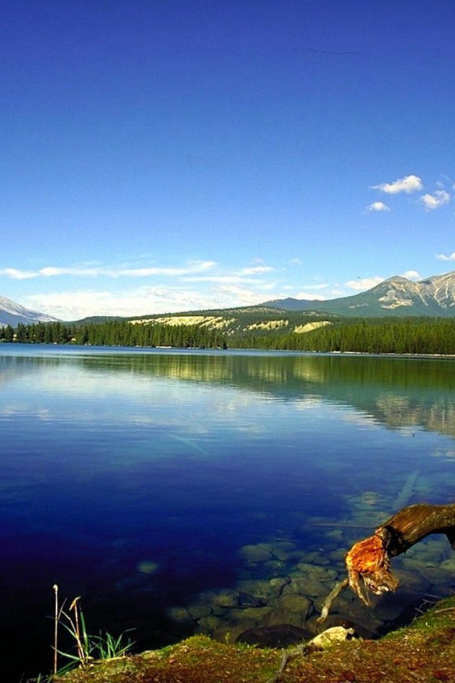 Голубое озеро среди гор