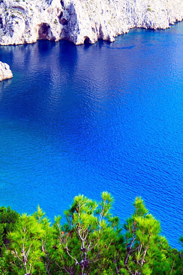 Голубое озеро среди скал