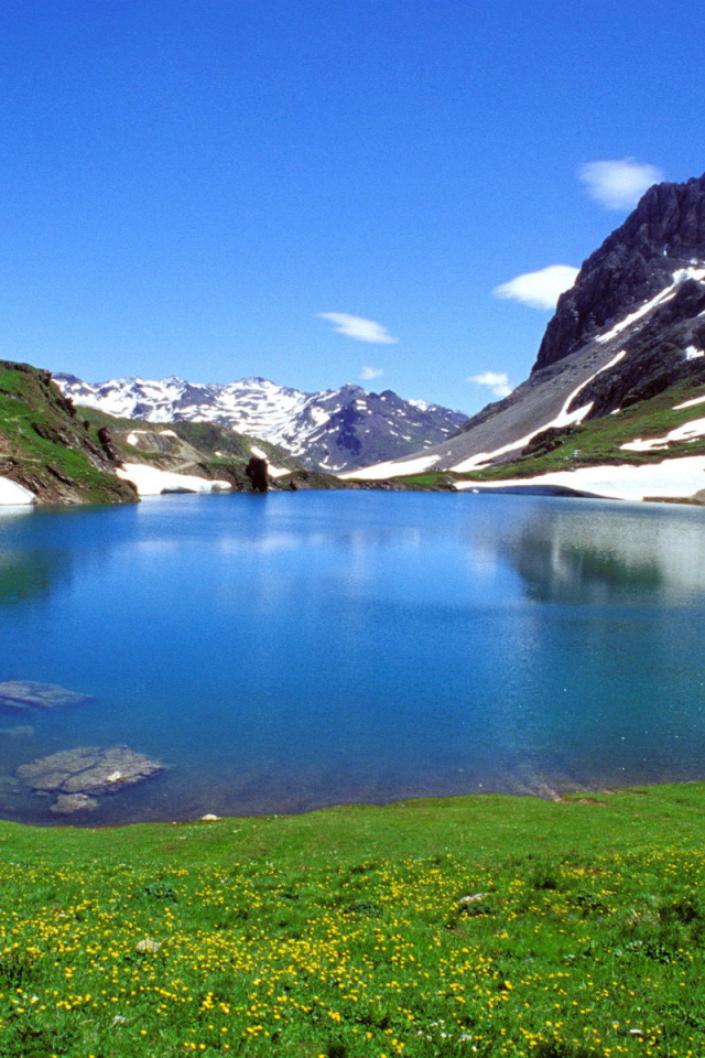 Чистая озерная вода