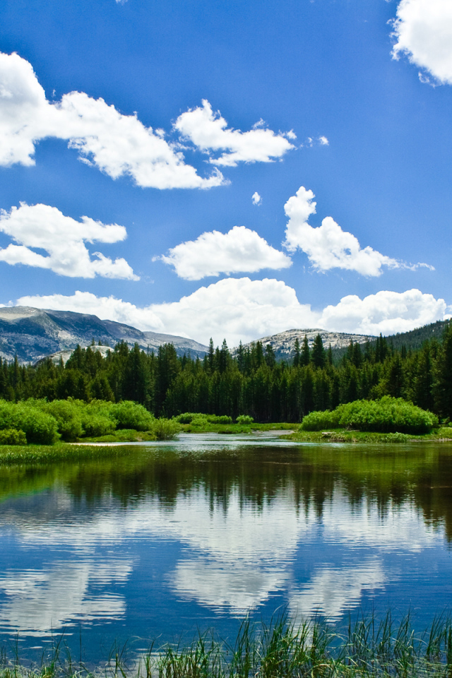Облака отражаются в воде озера