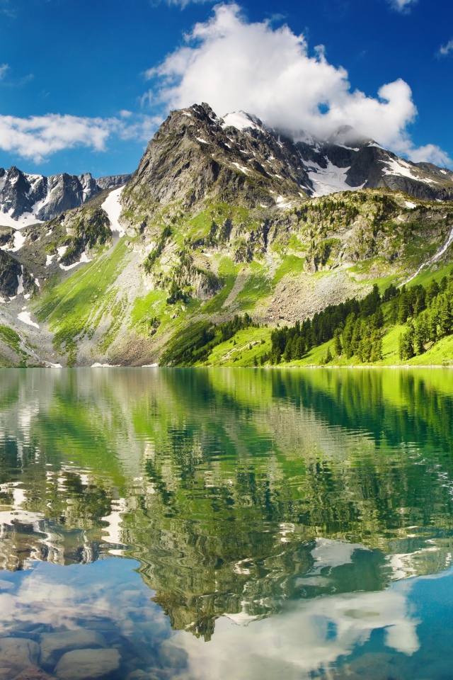 Зеленые скалы на берегу озера