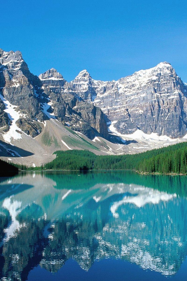 Озеро у подножия скал