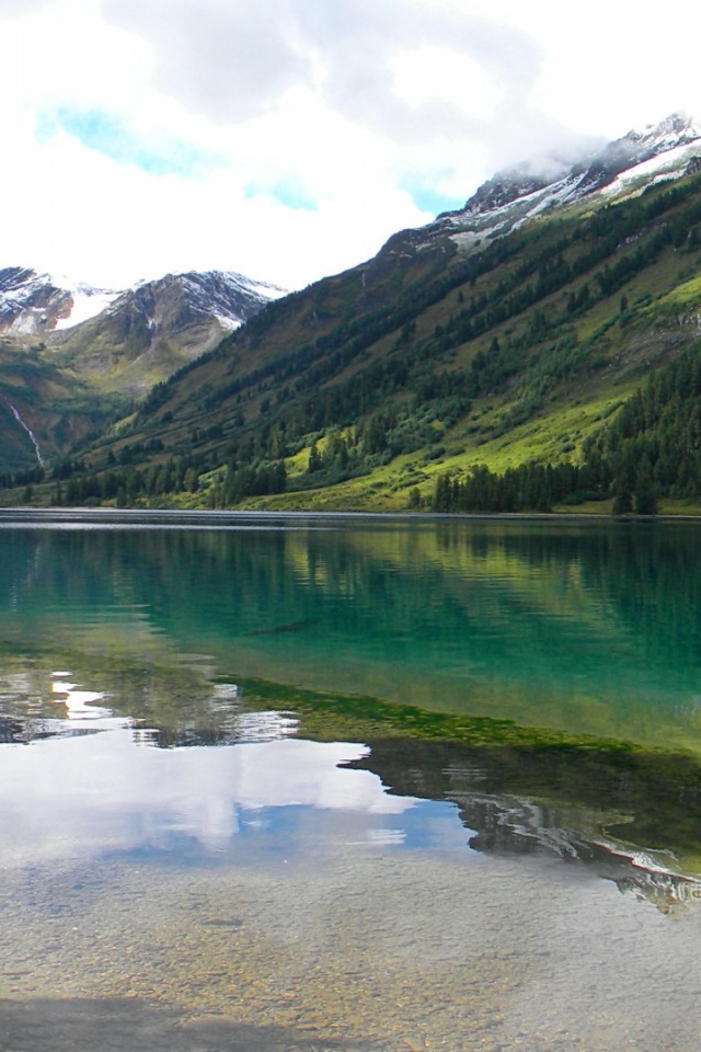 Озеро в горной долине