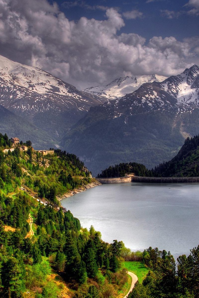 Озеро в горной долине