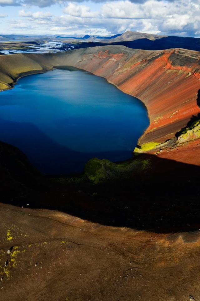 Озеро в кратере вулкана