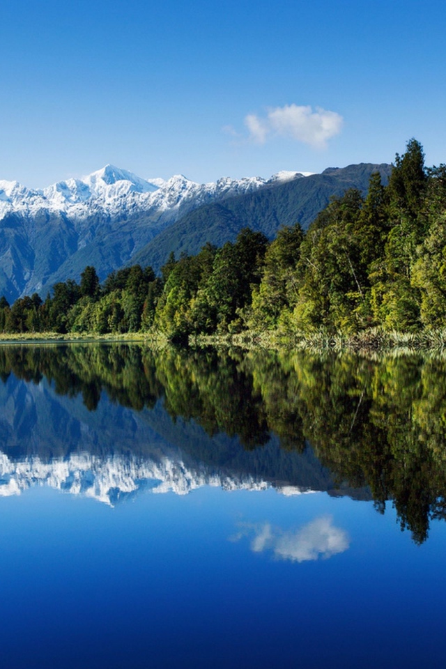 Озеро среди гор и лесов