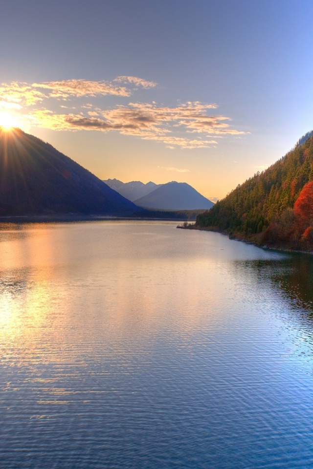 Озеро среди осеннего леса