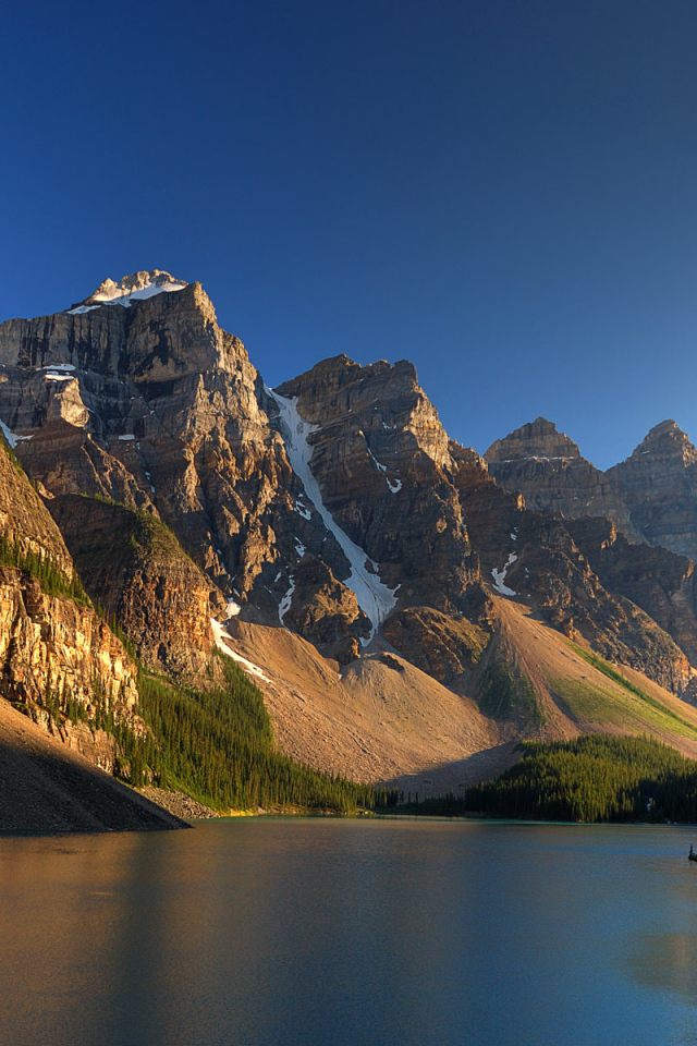 Озеро среди скал в Канаде