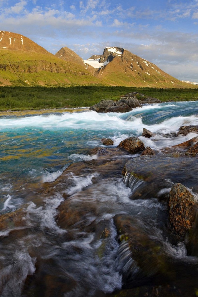 Пейзаж с бурной рекой