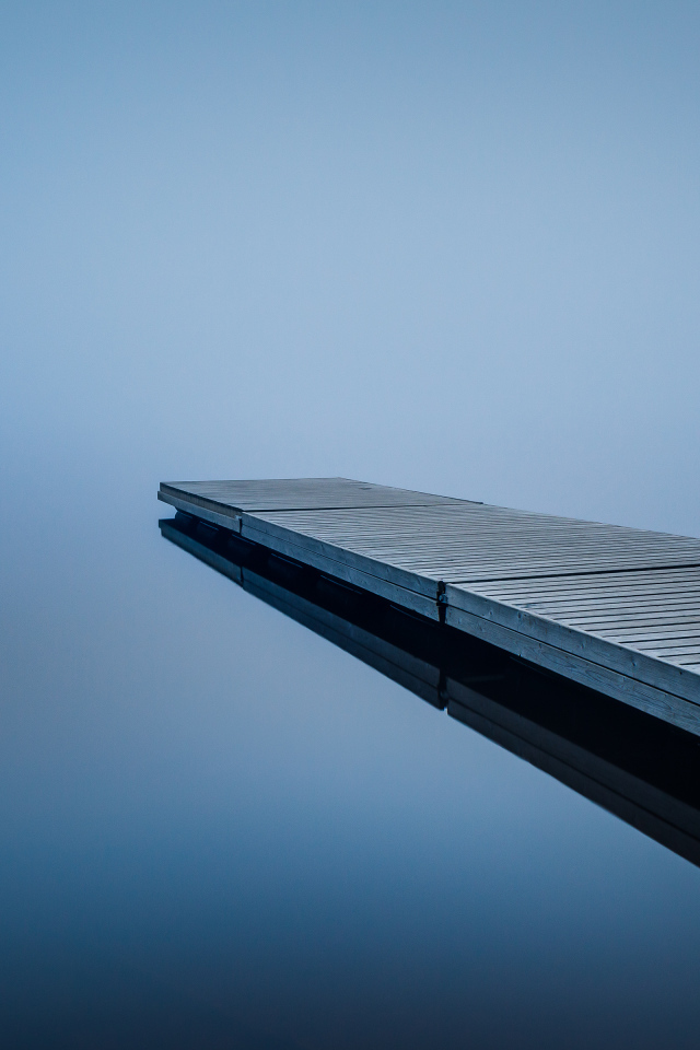 Одинокий мост у озера