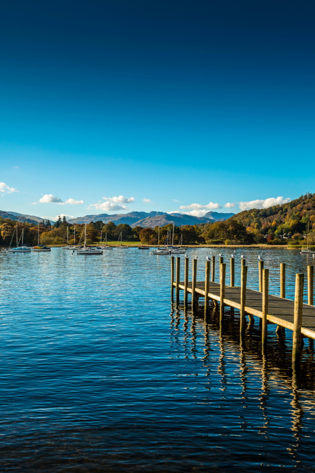 Причал для лодок на озере