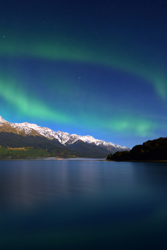 Северное сияние над озером