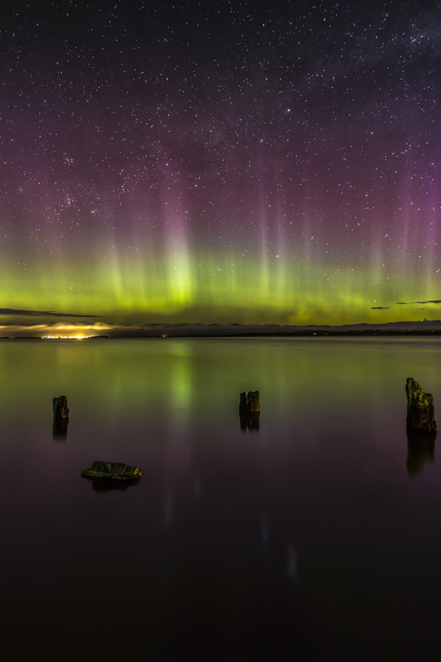 Северное сияние над озером