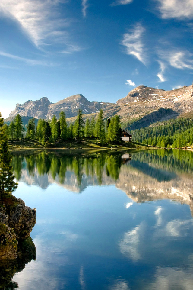 Чистое горное озеро