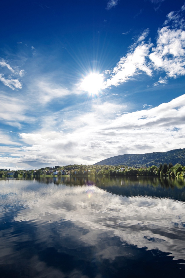 Солнечный день над озером