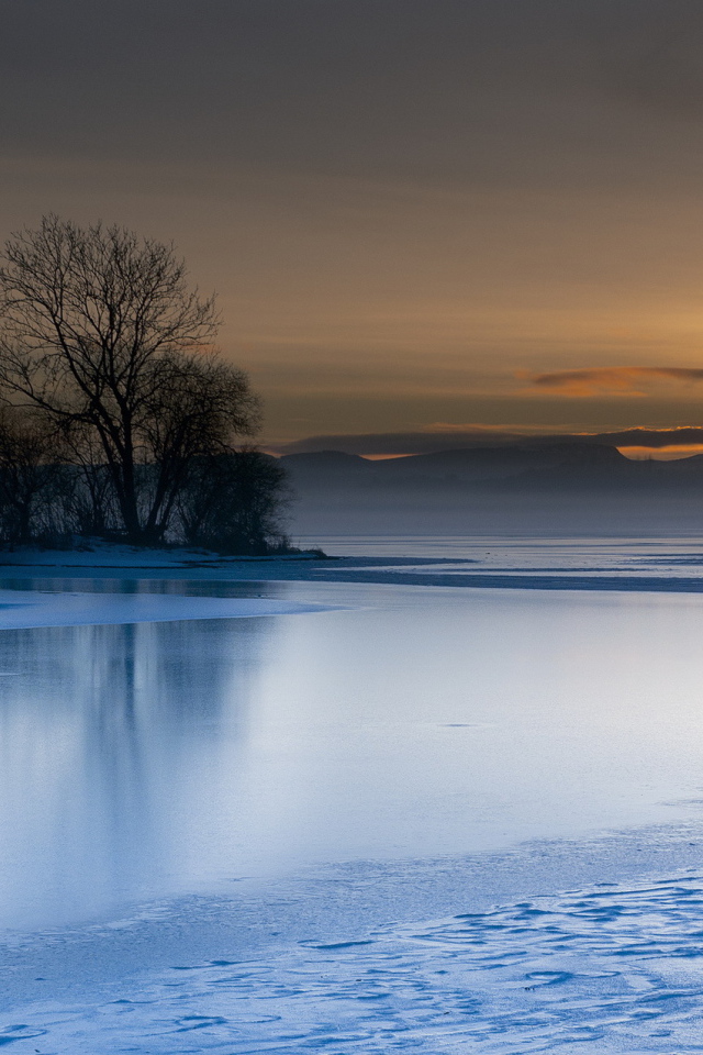 Закат над голубым озером
