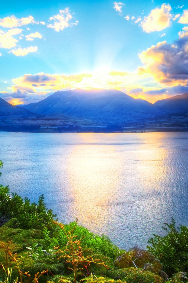 Закат над озером