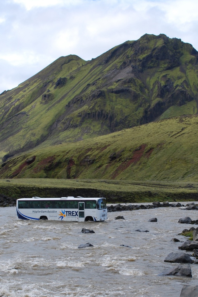 Автобус переезжает реку