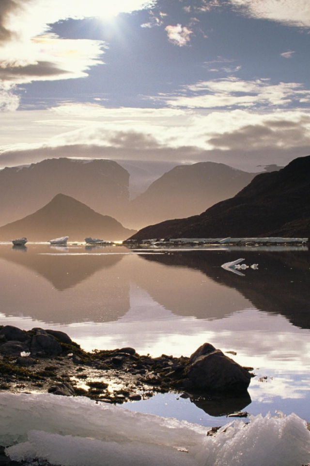 Лед на берегу горного озера