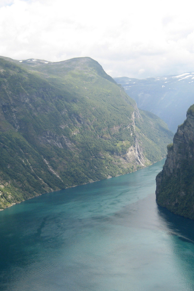 Река между гор