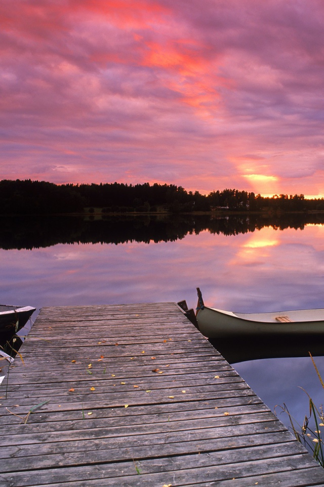 Три лодки у причала