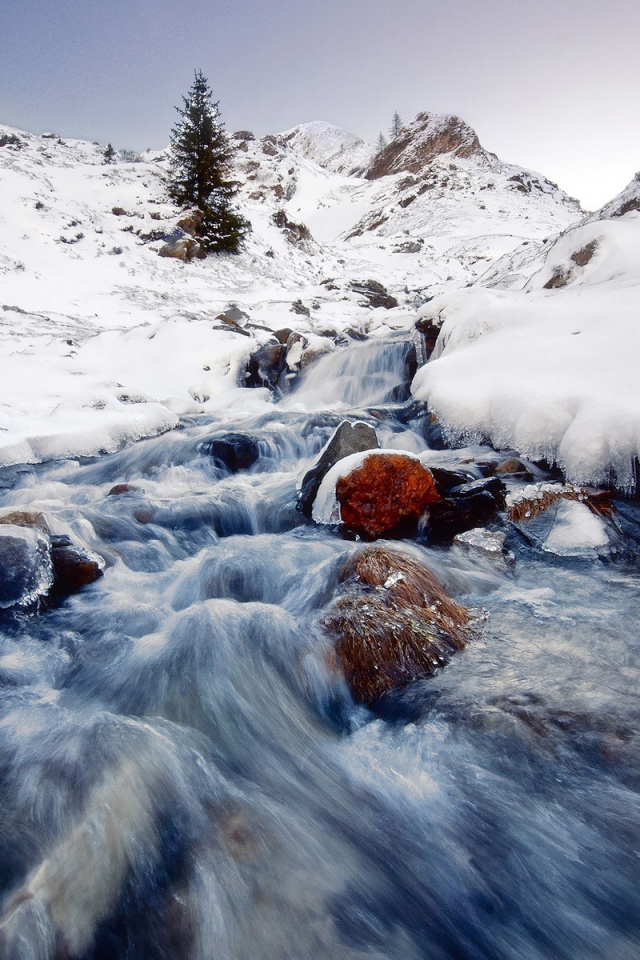 Бурный поток среди снега