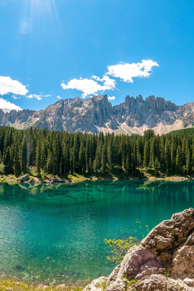 Бирюзовое озеро в горах