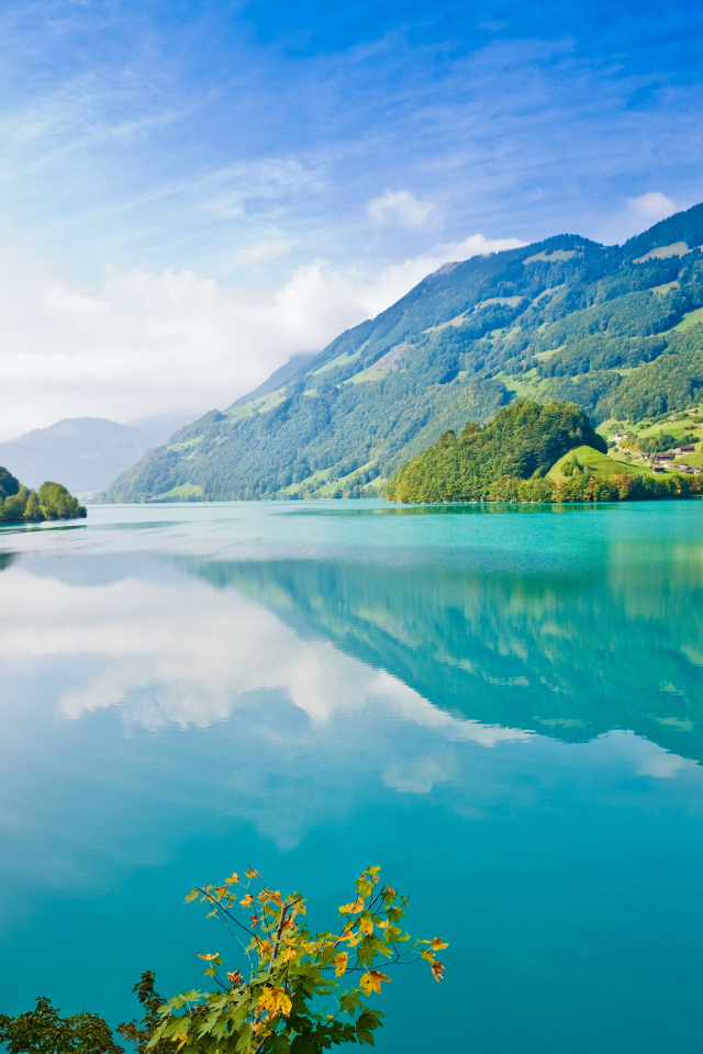 Бирюзовое озеро в горах