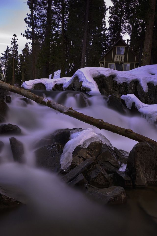 Дом у горной реки