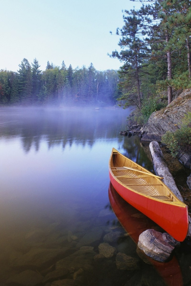 Лодка у берега озера
