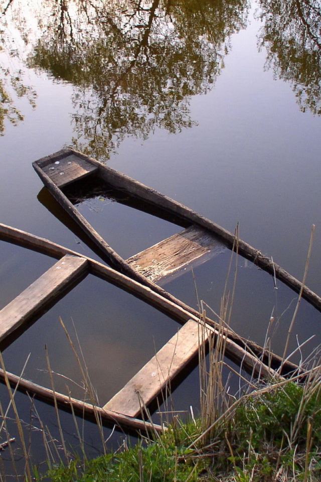 Утонувшие лодки на озере