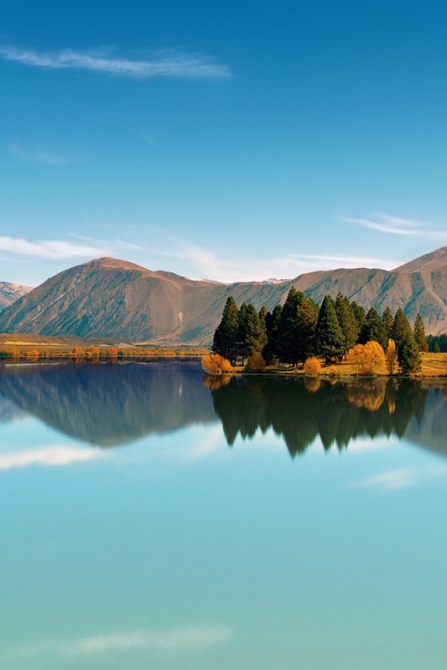 Синее небо отражается в озере