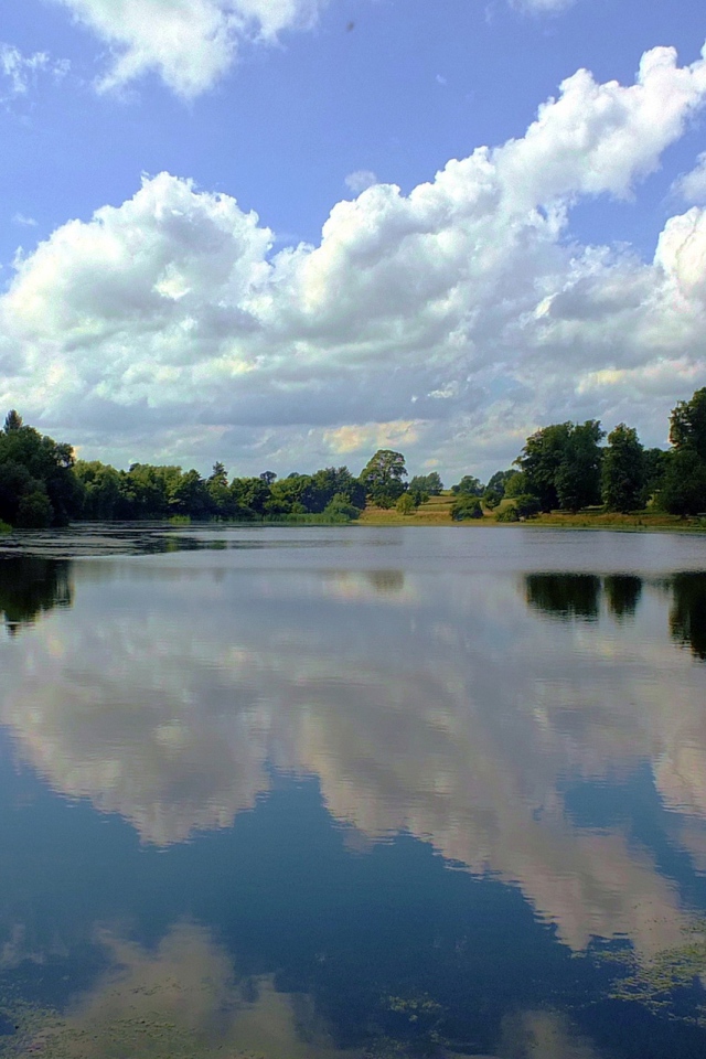 Облака отражаются в озере