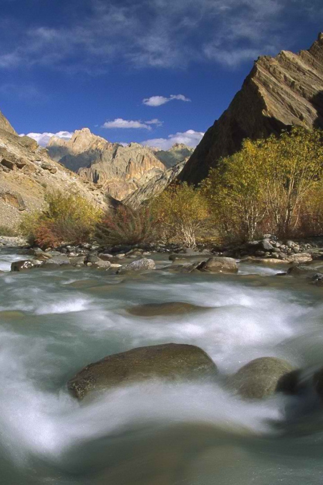 Быстрая горная река