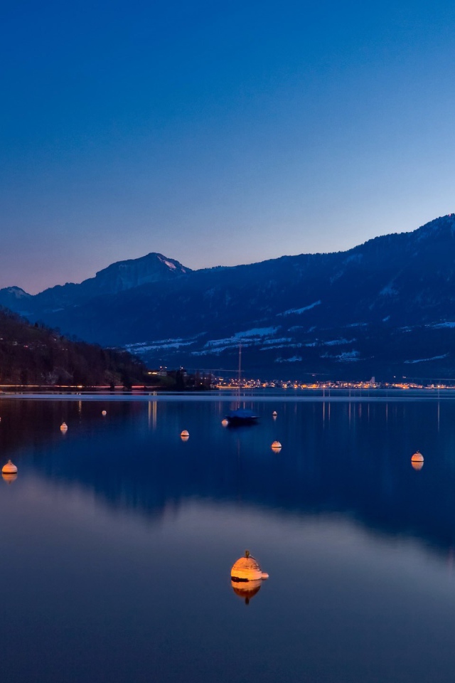 Тихая вода среди гор