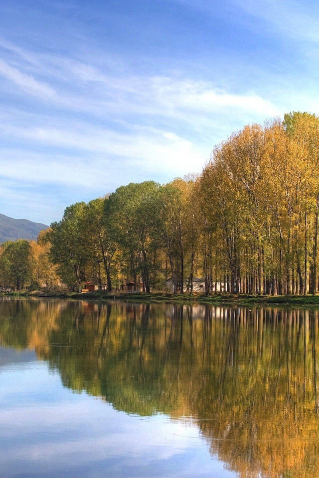 Тихое голубое озеро