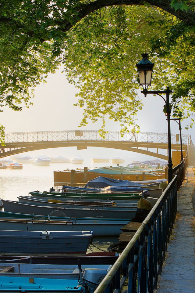 Парк на берегу реки