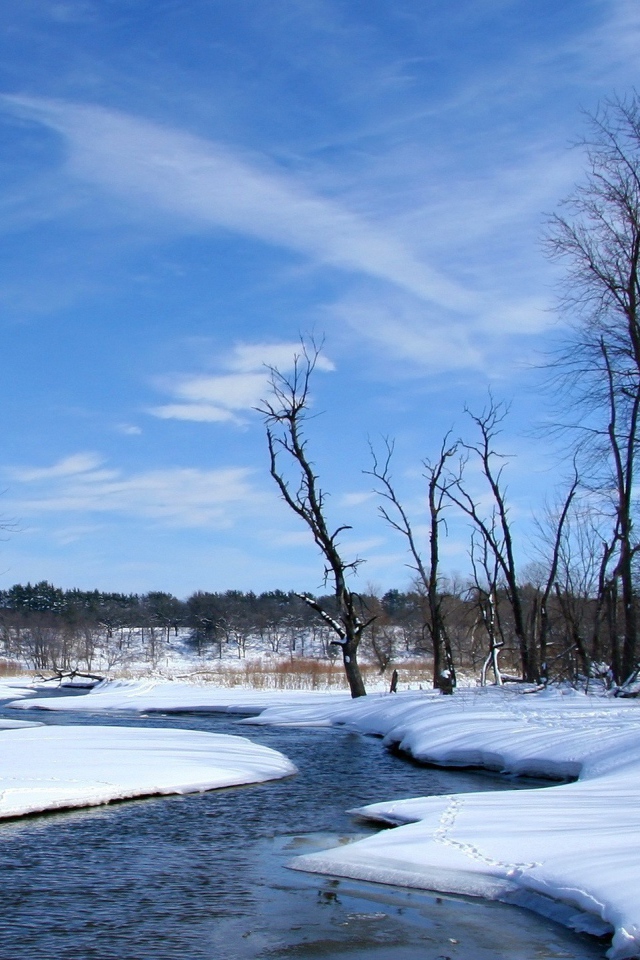 Снег на берегу реки