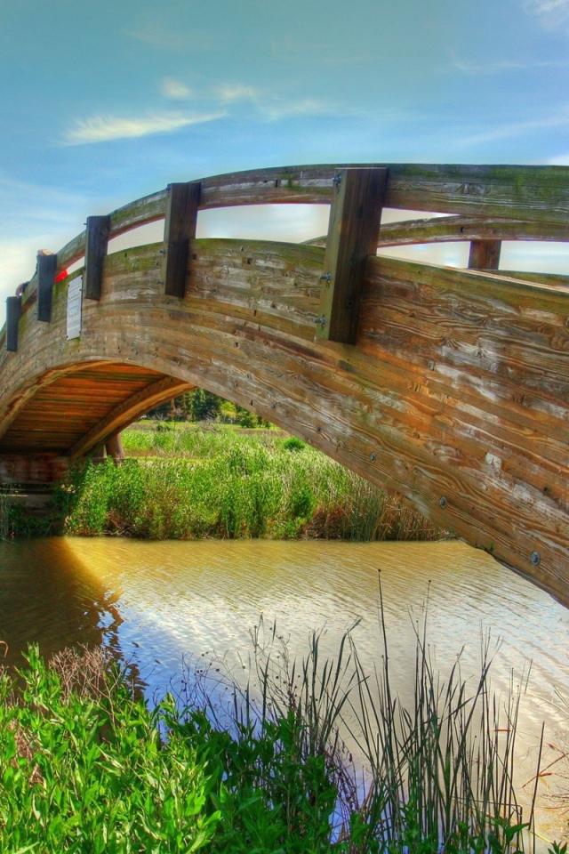 Деревянный мост через реку