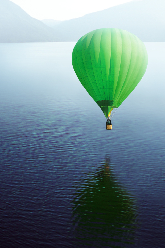 Воздушный шар над морем