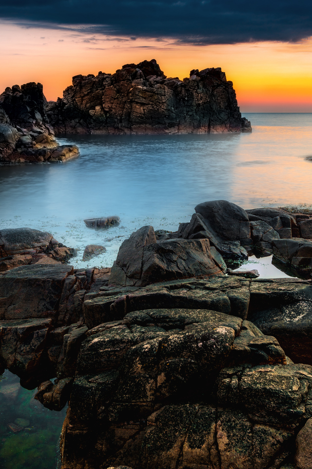 Красивый каменистый берег и закат