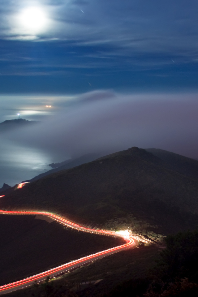 Светлая дорога вдоль моря