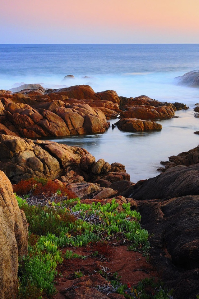 Скалы на побережье