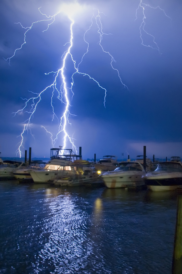 Молния ударила в лодки