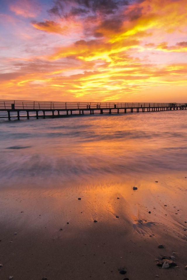 Морской причал на фоне заката