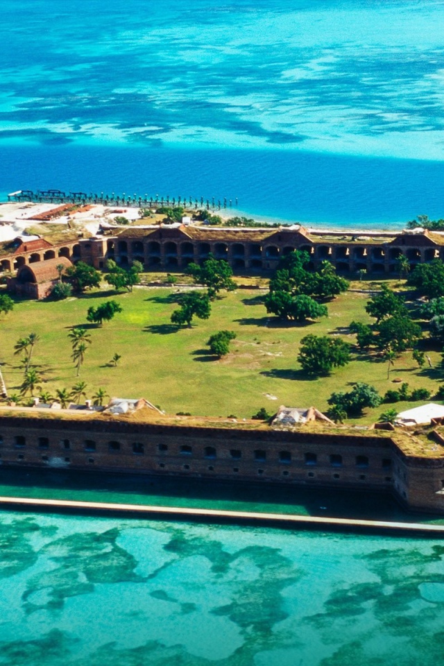 Старинная крепость на острове