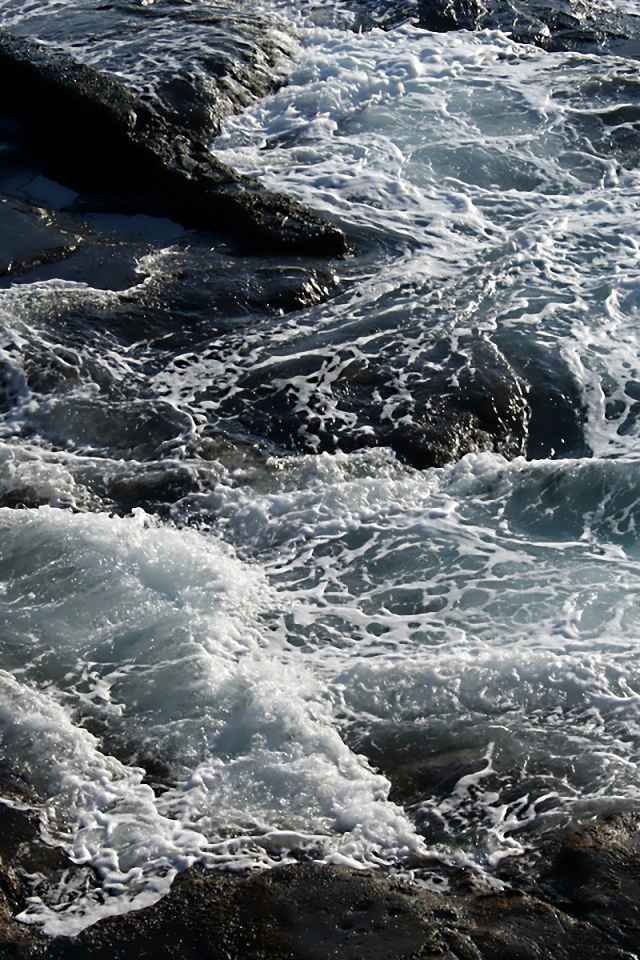 Бушующее  море у берега